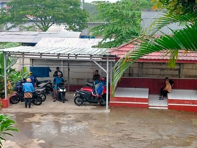 Parkiran dan Saung