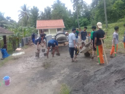 Kegiatan pengecoran lapangan Voly